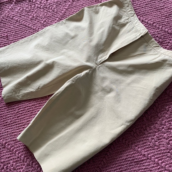 Anne Klein khaki Bermuda shorts. 58%Cotton, 42%Lyocell fabric. S2 - Picture 1 of 8